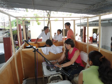 preparando los equipos de radio para la transmisión en vivo de la muestra pedagógica